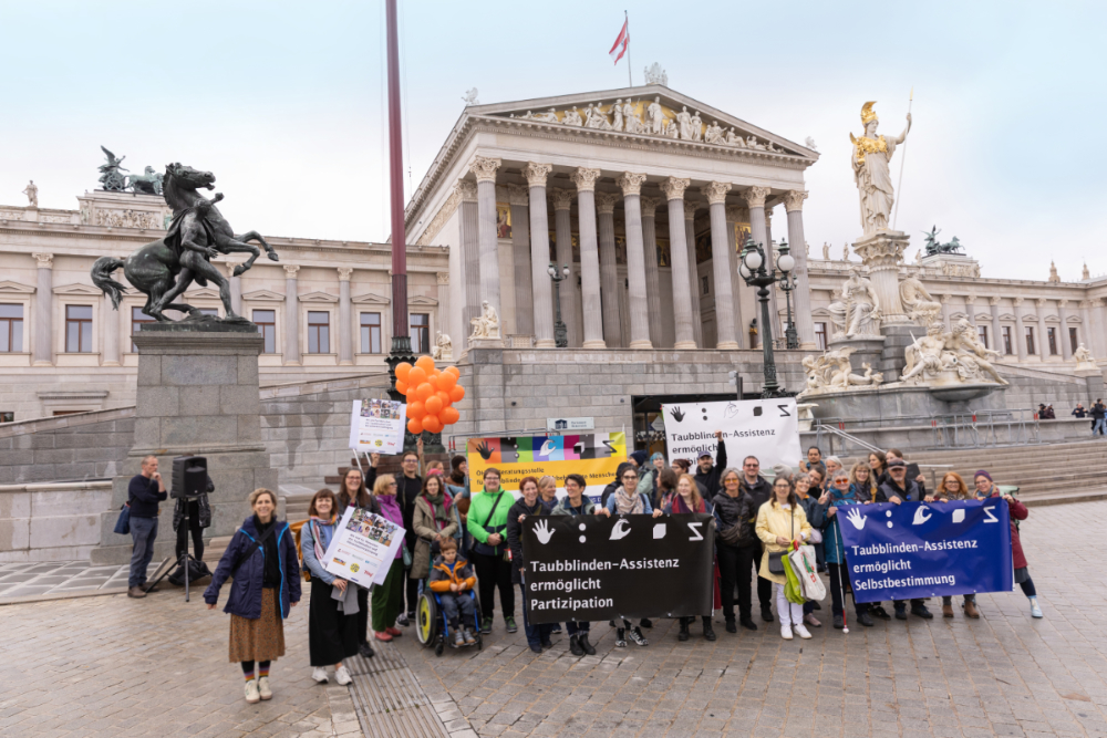 Demonstrationsgruppe für Taubblinden-Assistenz vor dem Parlement in Wien